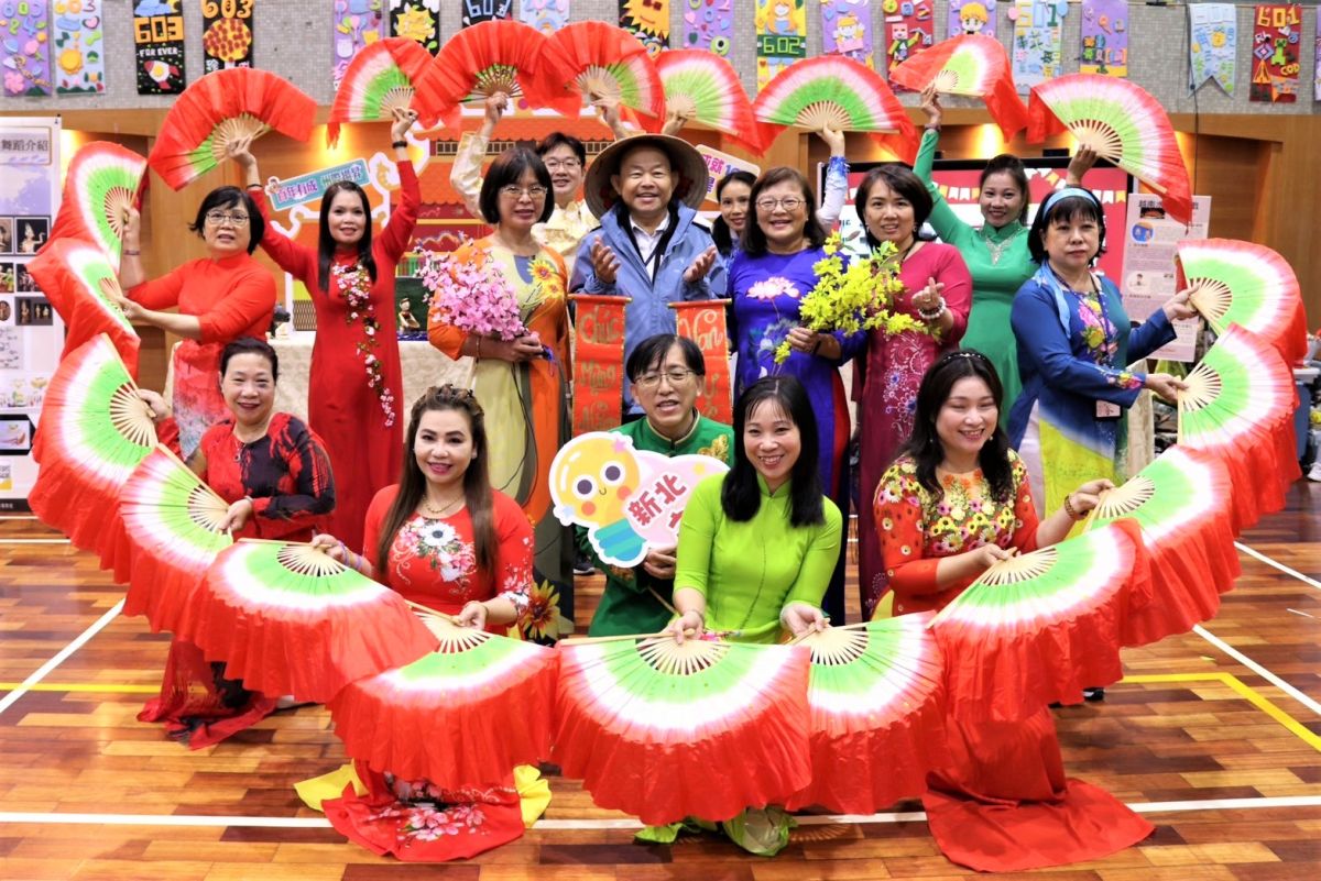 ▲教學支援人員發表各國戲劇舞蹈藝術文化，一起翩翩起舞。（圖／新北市教育局）