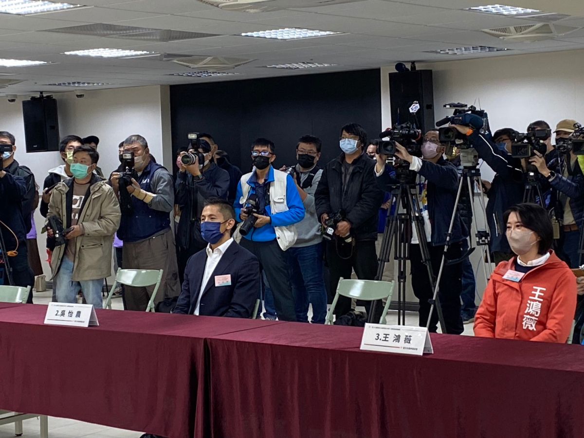 ▲北市選委會今辦理北市第三選區立委補選號次抽籤，吳怡農抽到1號、王鴻薇2號及蕭赫麟3號。（圖／記者翁子竣攝，2022.12.20）