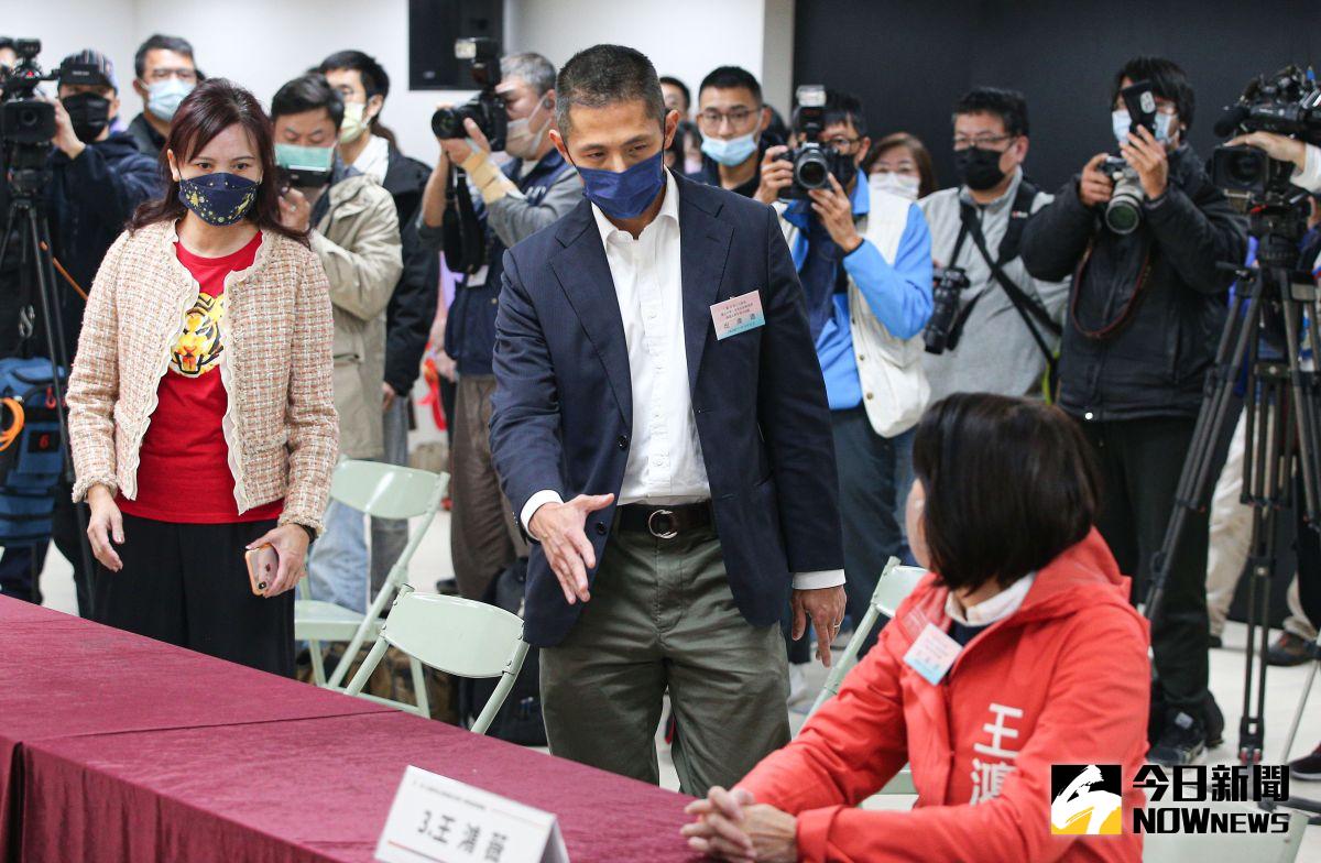 ▲北市立委補選，民進黨吳怡農、國民黨王鴻薇言詞激烈交鋒。圖為20日2人於號次抽籤時碰頭。（圖／記者葉政勳攝）