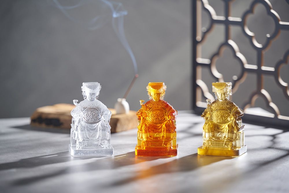 ▲即日起開跑的預購活動中，除了正式的琥珀色款式以外，還推出兩款預購限定色，分別為沈穩的茶色，和純淨的透色，僅預購期間可典藏。（圖／品牌提供）