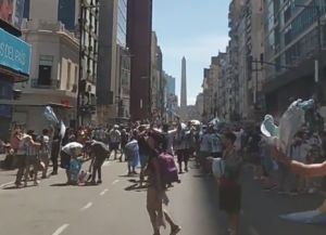 ▲奪冠後阿根廷國民跑至街頭，高甩球衣、國旗慶祝。（圖／Twitter：pilarcasado） 
