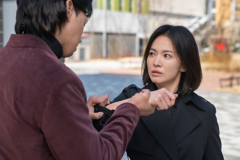 ▲宋慧喬（右）在韓劇《黑暗榮耀》飽受霸凌所苦。（圖／Netflix）