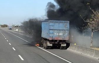 ▲王男駕駛大貨車行經西濱公路時，突然發生火燒車。（圖／翻攝記者爆料網）