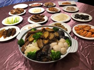  阿秋餐飲端年節大菜「鴻福盆菜」   山珍海味盡在這一鍋
