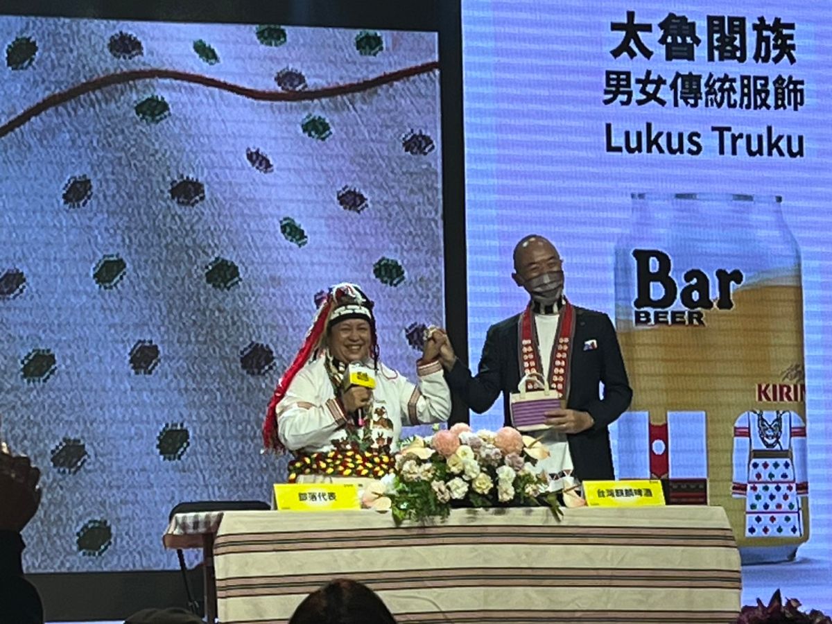 ▲台灣麒麟董事長上田隆史先生，與合作的原住民部落代表，進行傳智權的簽約儀式。（圖／記者鍾怡婷攝）