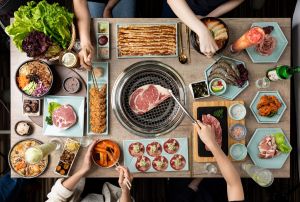 ▲「姜滿堂」擁有直火燒肉搭配經典韓式料理，並有無限量供應韓式小菜和新鮮蔬菜，半自助式吃到飽很受消費者喜愛。（圖／豆府餐飲集團提供）