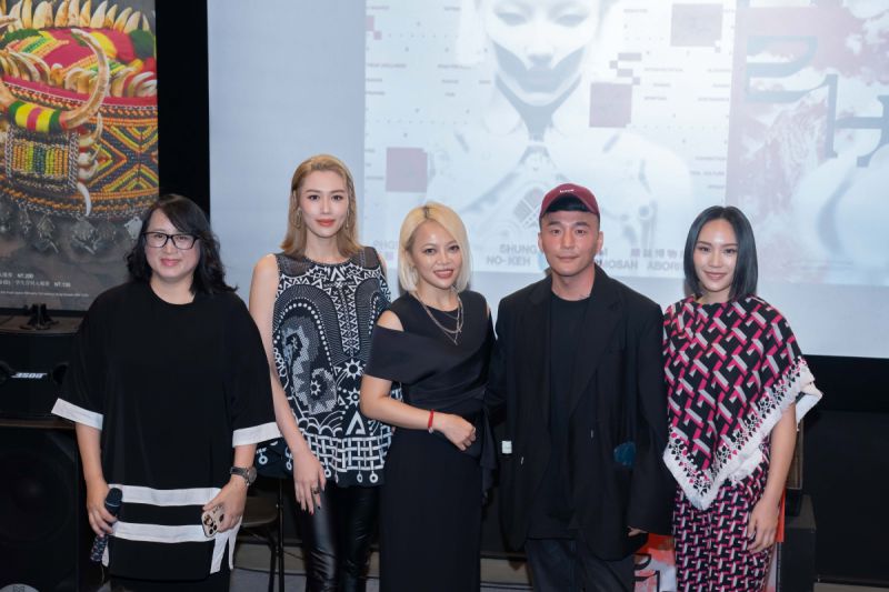 ▲蘇婭（左起）、黃莉、戴愛玲、黃一峯和呂薔出席「巫醫 阿慕依 諾雁 特展」記者會。（圖／TVBS提供）