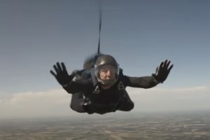 ▲電影《不可能的任務：致命清算第一章》，湯姆克魯斯挑戰跳傘500次。（圖／翻攝自派拉蒙影業YouTube）