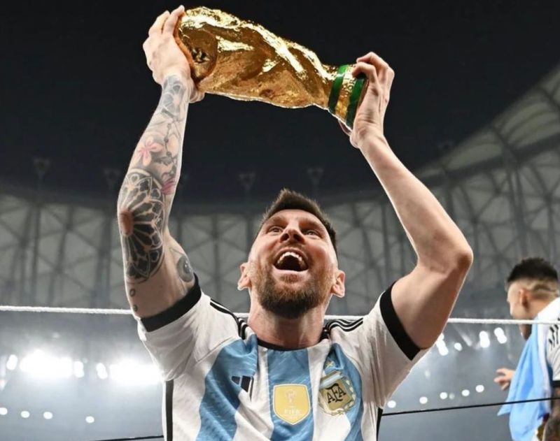 ▲球王梅西（Lionel Messi）捧起大力神盃的畫面，已經被中國央視刪除。（圖／Instagram＠leomessi）
