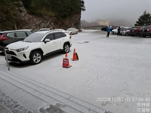 ▲合歡山今晨降下冰霰,松雪樓前空地化身為銀白世界。(圖/翻攝自台灣追雪團) ▲合歡山今晨降下冰霰,松雪樓前空地化身為銀白世界。(圖/翻攝自台灣追雪團)