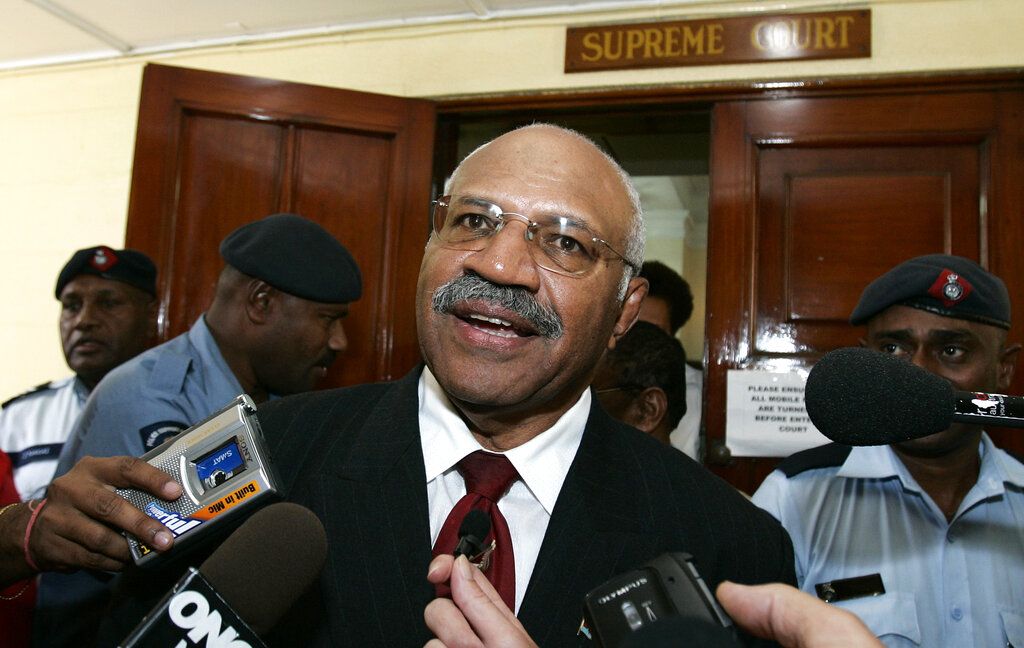 ▲政變領袖出身的前斐濟總理拉布卡在國會不記名投票中獲得多數黨派支持，隨後正式宣誓就任斐濟總理。（圖／美聯社／達志影像）