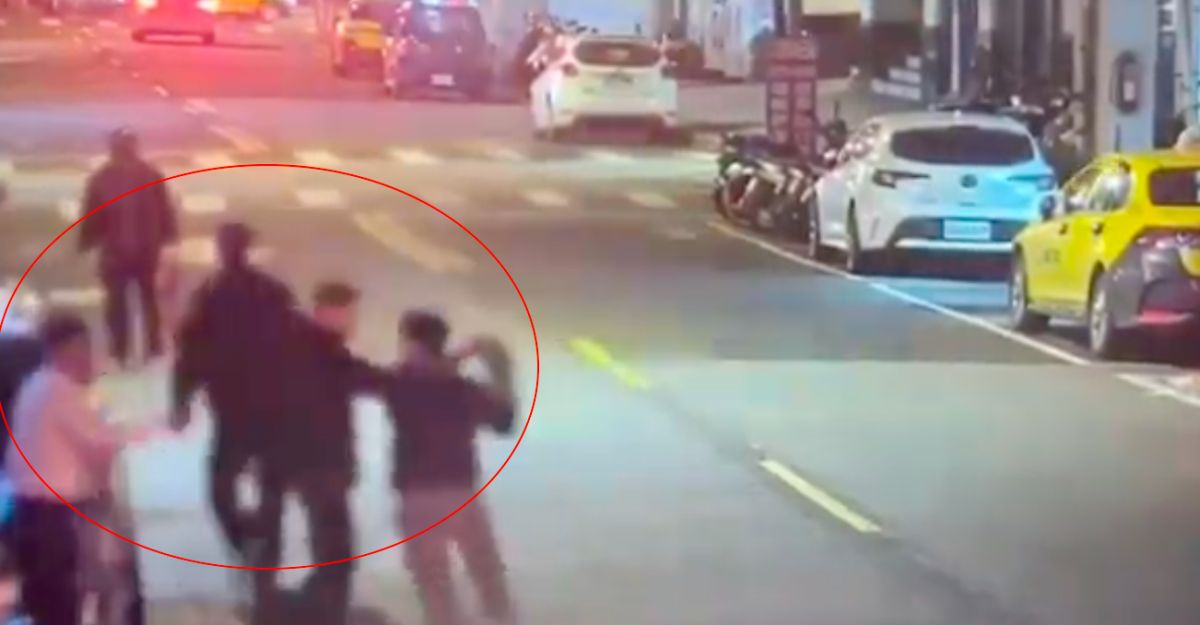 ▲台北市萬華區18日晚間，發生街邊鬥毆案件，經查為債務糾紛而引起。（圖／翻攝畫面）