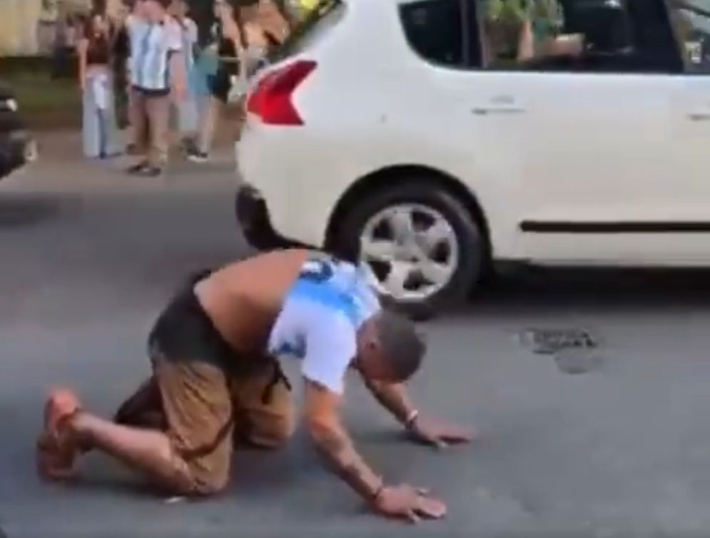 ▲阿根廷陷入舉國狂歡的狂潮，然而在遊行隊伍的角落，卻出現最感動人心的一幕。（圖／Twitter＠@facu_pedrini）