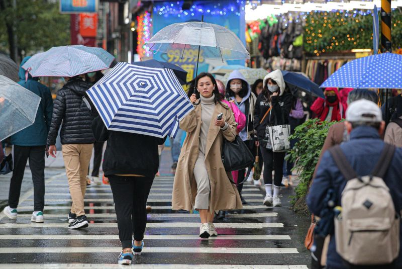 ▲今（21）日強烈大陸冷氣團南下，北台灣降溫感受較明顯，北部、東半部地區也將有局部短暫雨。（圖／記者葉政勳攝）