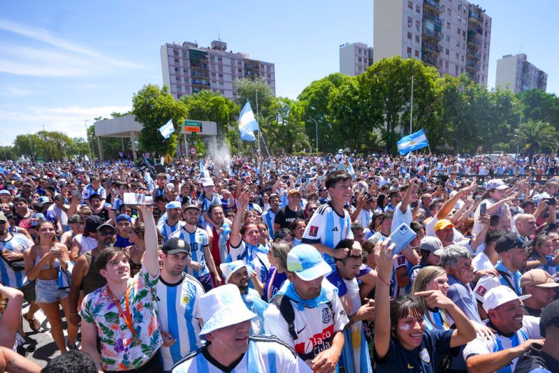 ▲阿根廷奪冠遊行，狂歡的球迷塞滿首都主要街道。（圖／美聯社／達志影像）
