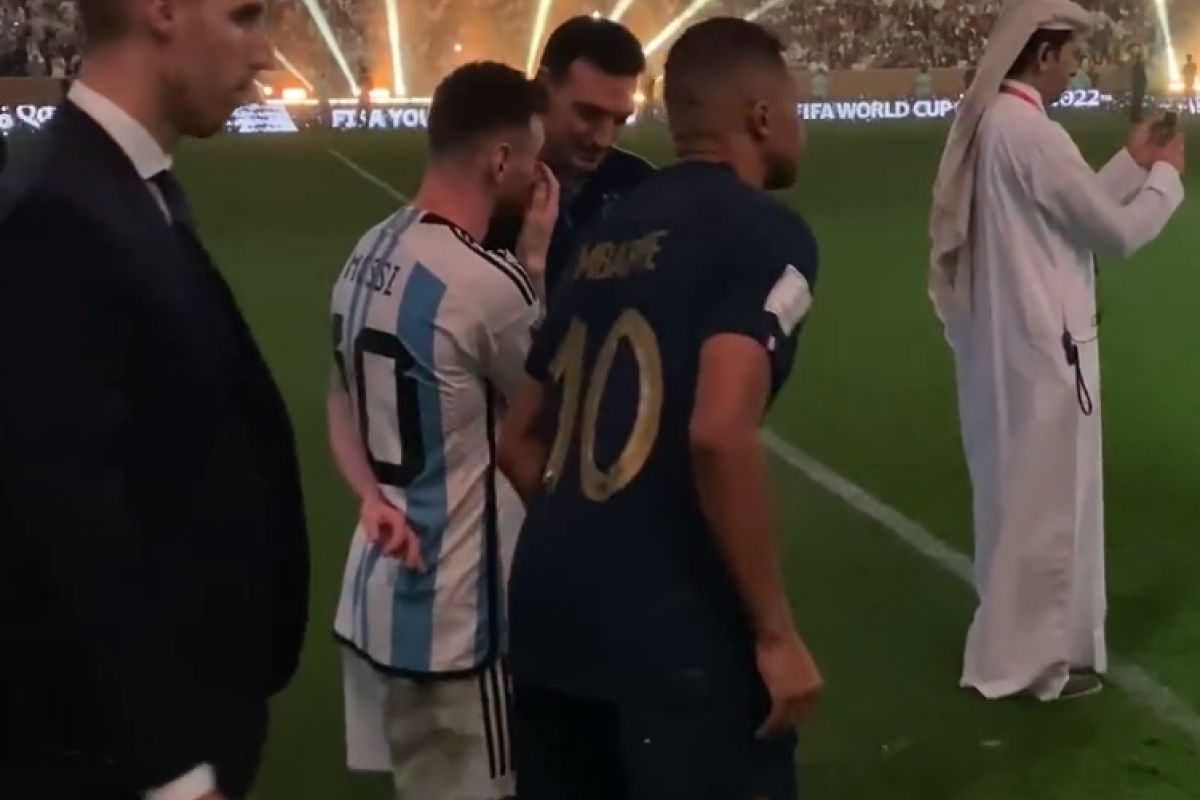 ▲2022卡達足球世界盃領獎前畫面曝，梅西緊擁姆巴佩，輕拍背脊安慰。（圖／Twitter：FIFAWorldCup） 
