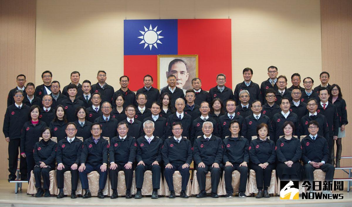 ▲鄭文燦與桃園市府各局處首長於地下室禮堂拍攝大合照。（圖／記者李春台攝，2022.12.21）