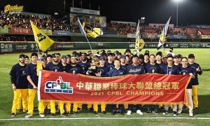 中信兄弟衛冕總冠軍。翻攝林威助臉書 ▲ 中信兄弟衛冕總冠軍。翻攝林威助臉書