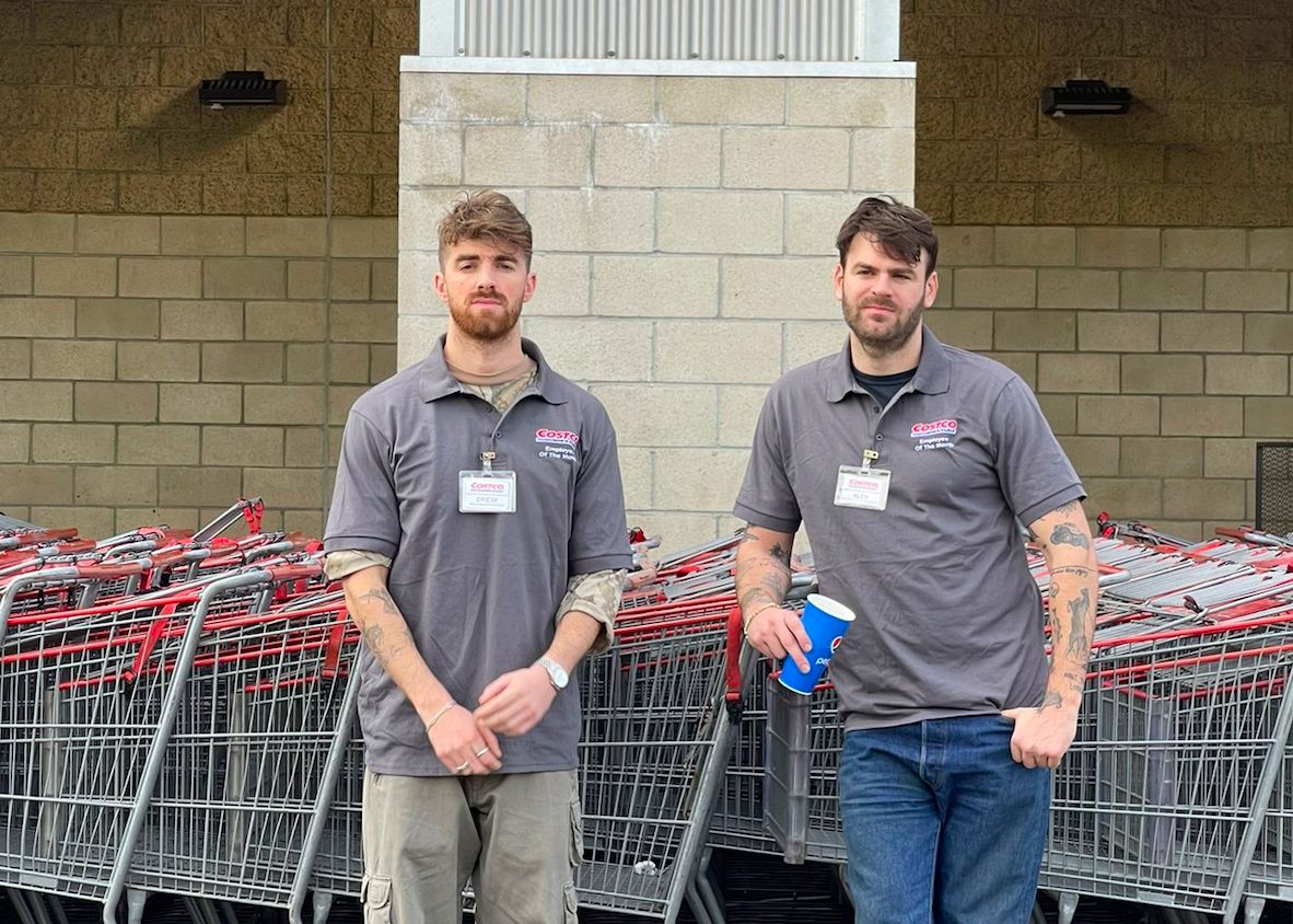 ▲有網友發現老菸槍雙人組在大賣場「打工」，但其實兩人是在做活動。（圖／翻攝老菸槍雙人組推特）