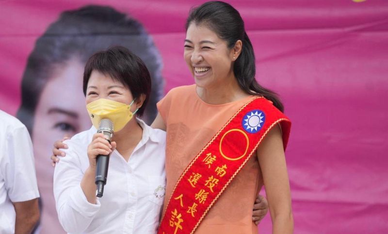 ▲許淑華和盧秀燕都屬意現任南投縣建設處長李正偉,最後由許淑華讓賢。(圖/翻攝許淑華臉書,2022.12.21)