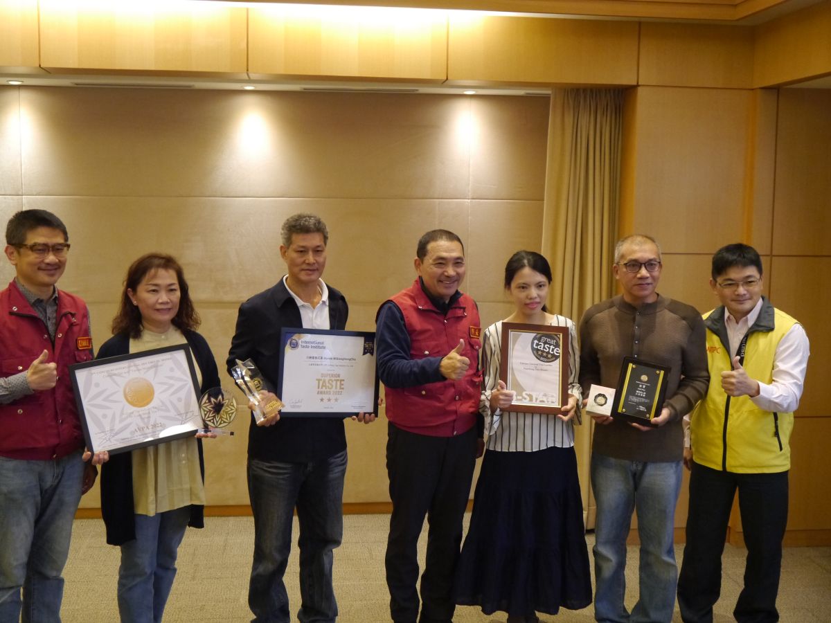 ▲新北市農業局輔導茶農獲得國際四大獎項，茶農獻獎給新北市長侯友宜並合影紀念。（圖 ／記者吳嘉億攝，2022.12.21）