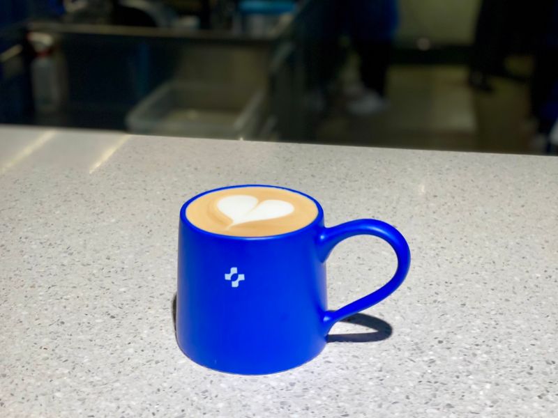 ▲全家「Let’s Café PLUS」最便宜的入門款「經典美式」中杯咖啡80元(大杯100元);「經典拿鐵」中杯110元(大杯130元)。(圖/記者蕭涵云攝)