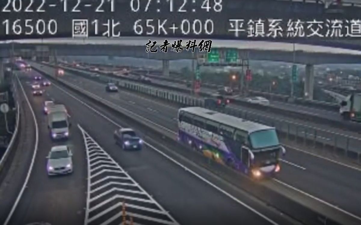 ▲遊覽車疑似因為錯過交流道，司機竟直接倒車一路往後退。（圖／翻攝記者爆料網）