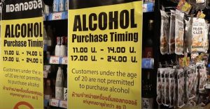 ▲泰國有規定合法買酒的時間，在時間之外購買酒精都算違法。（圖／翻攝自影片）
