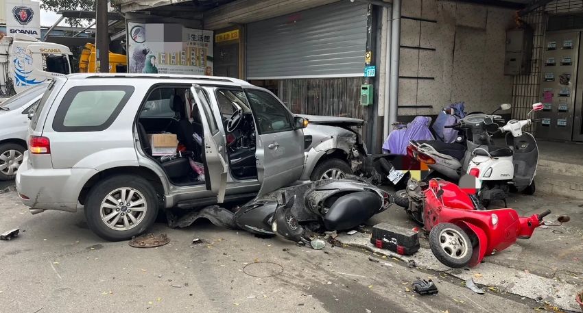 ▲彭男不明原因突然失控，隨後撞上路旁民宅，並波及8輛機車、2部小客車。（圖／翻攝畫面）