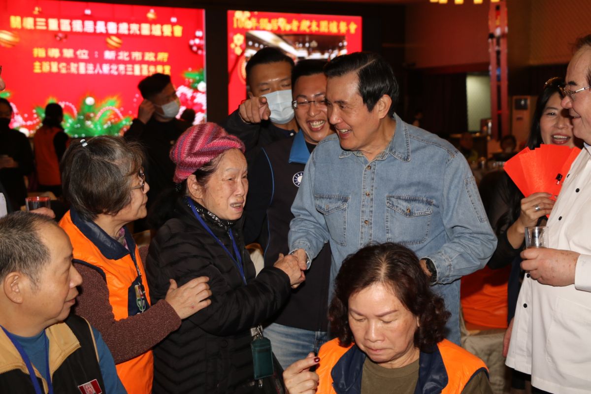 ▲馬英九出席先嗇宮舉辦的歲末圍爐關懷活動，受到在場獨居長輩熱情的歡迎。（圖 ／新北市政府社會局提供）