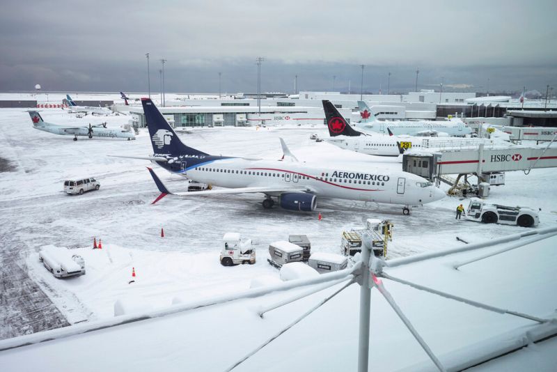▲今年聖誕節前夕的暴風雪將嚴重影響美國、加拿大民眾，諸多航班預計將因此取消和延誤。圖為受影響的班機停在溫哥華國際機場。（圖／美聯社／達志影像）