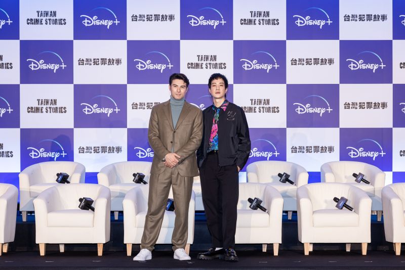 ▲鳳小岳（左）、薛仕凌在《台灣犯罪故事》激烈對峙。（圖／Disney+）