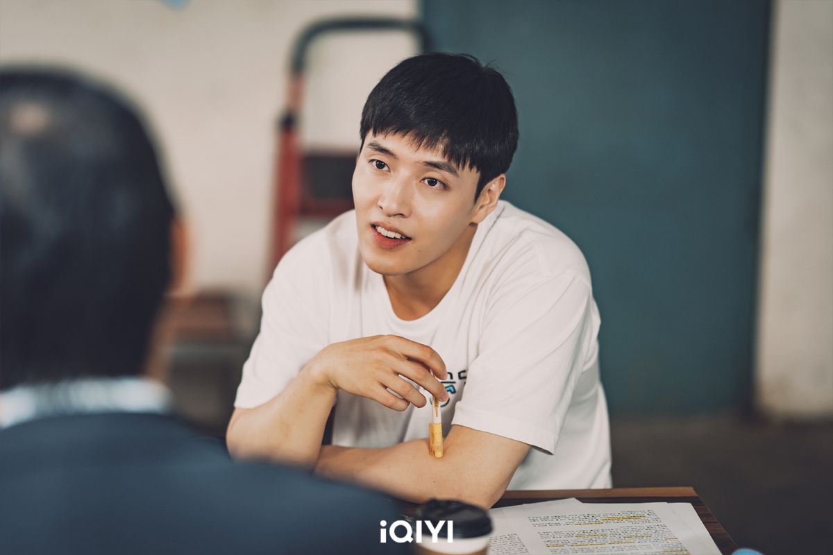 ▲姜河那曾喝醉倒在家門外走廊睡覺。（圖／愛奇藝國際站）