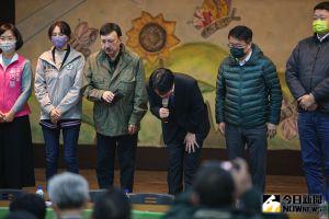 參選黨主席的首場政見會於三重登場,賴清德向在場黨員鞠躬致意。 ▲參選黨主席的首場政見會於三重登場,賴清德向在場黨員鞠躬致意。(圖/記者葉政勳攝,2022.12.21)