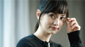 黑嘉嘉開高衩「白腿外露」 網友激動:女王超霸道