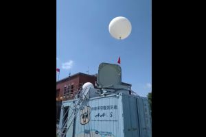 ▲將觀測儀器綁在氣球下方，再把充滿氦氣或氫氣的大汽球放上天空，儀器就能一路上升量測大氣中不同高度的溫溼度、氣壓，並透過無線電回傳天氣預報所需的重要資訊。（圖／翻攝自氣象局臉書）