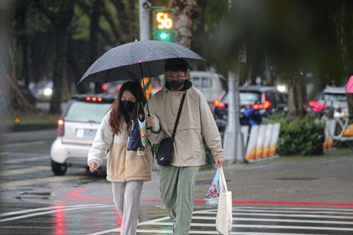 今北台灣降10度有雨！週末「低溫下探12度」　入冬首波寒流將襲台
