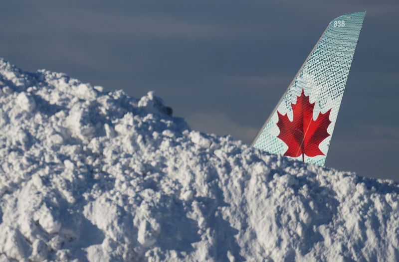 ▲一場大雪，癱瘓了溫哥華海陸空交通，溫哥華機場宣布21日至23日國際航班暫停進入。（圖／美聯社／達志影像）