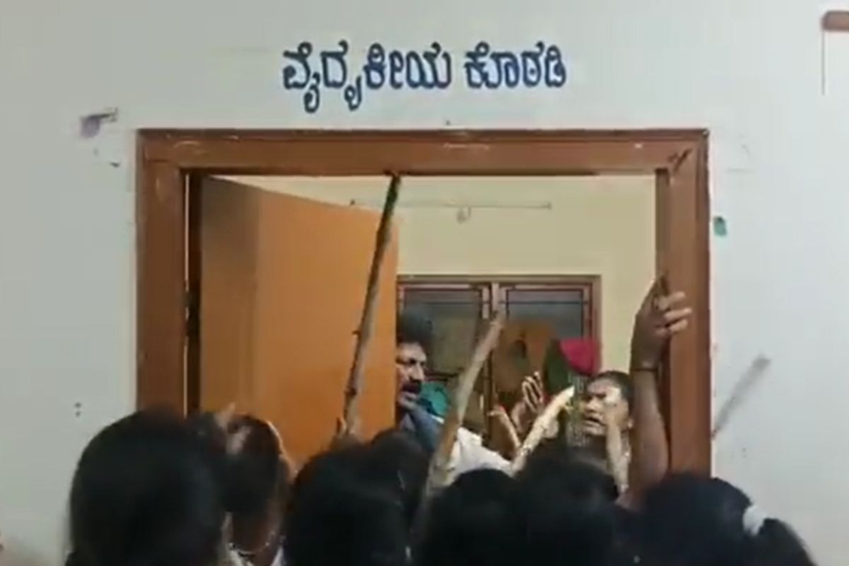 ▲印度某校長闖女宿欲行不軌，惹怒女學生持棒群毆，他倒地求饒。（圖／Youtube： TNIE Videos）