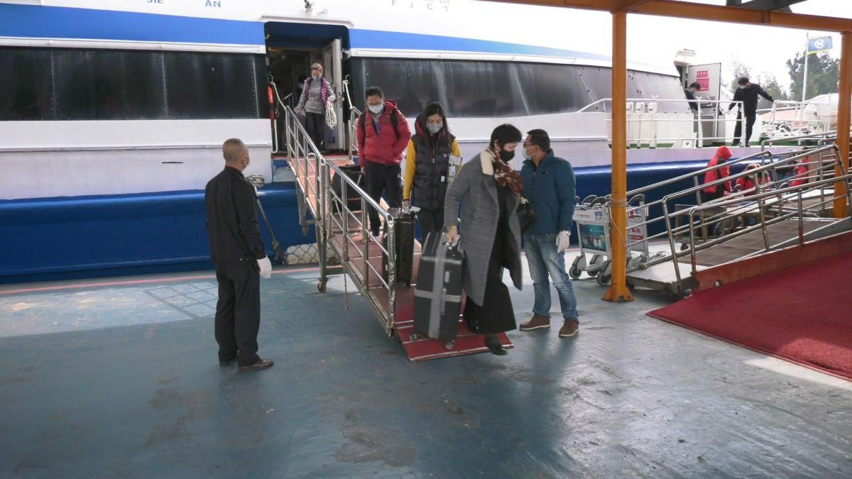 ▲航港局預估，明（30）日兩岸與離島共有9航線、48航次停航，請旅客多加留意。圖為搭乘小三通的民眾示意圖。（資料圖／NOWnews）