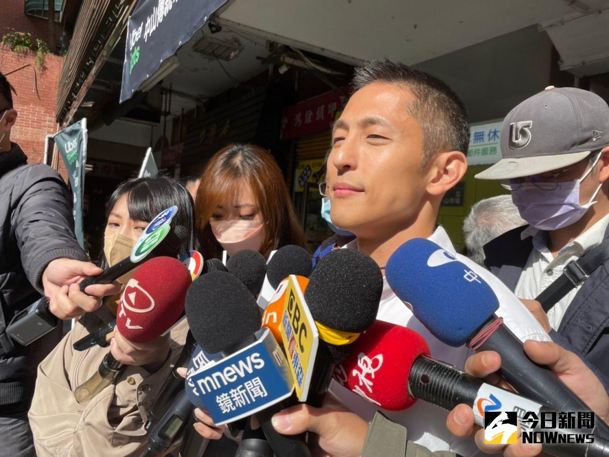 ▲吳怡農赴中山市場掃街前受訪，無視多名記者提問，閃避是否辯論的議題。（圖／記者黃宣尹攝，2022.12.22）