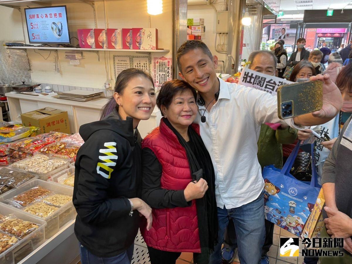 ▲吳怡農今日赴中山市場掃街，顏若芳陪同向攤商問候，不少民眾搶著合照。（圖／記者黃宣尹攝，2022.12.22）