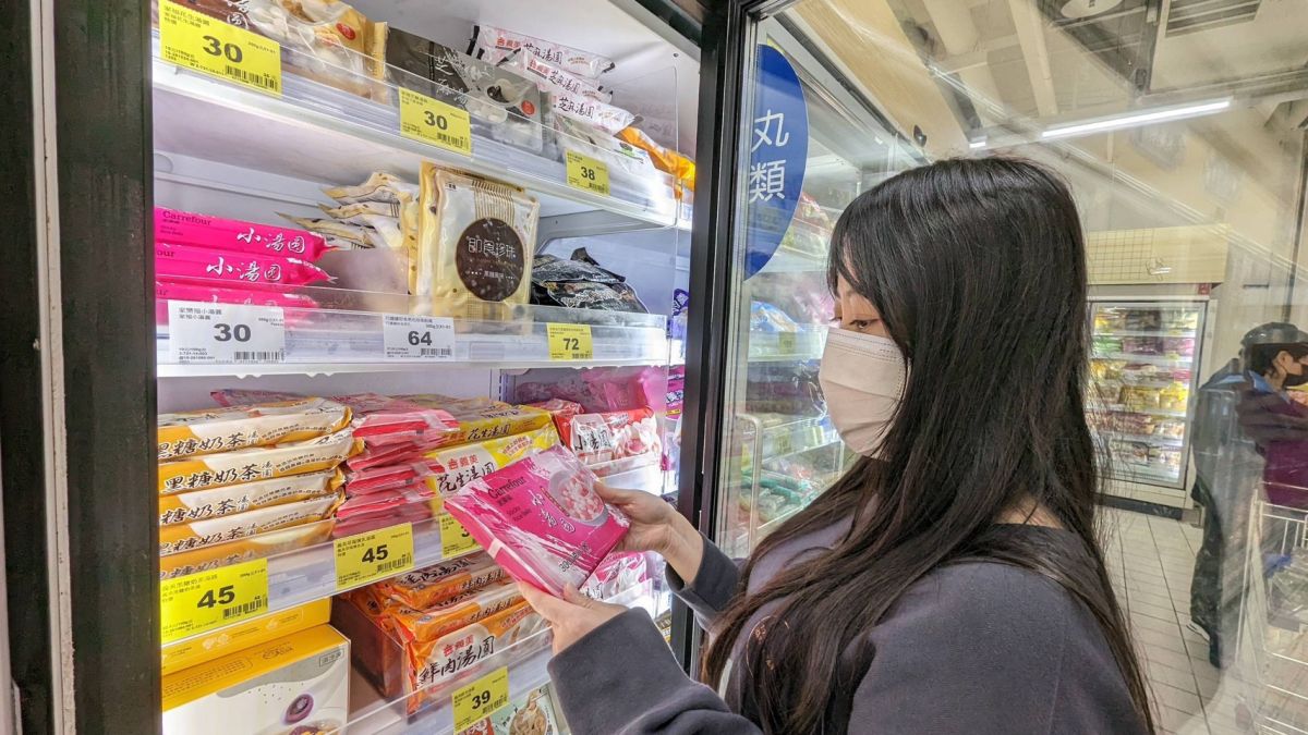 ▲冬至吃湯圓是傳統習俗，尤其傳統口味更是萬年熱銷的經典口味。根據家樂福統計，今年口味熱銷排行前三名為花生、芝麻、鮮肉。（圖／家樂福提供）