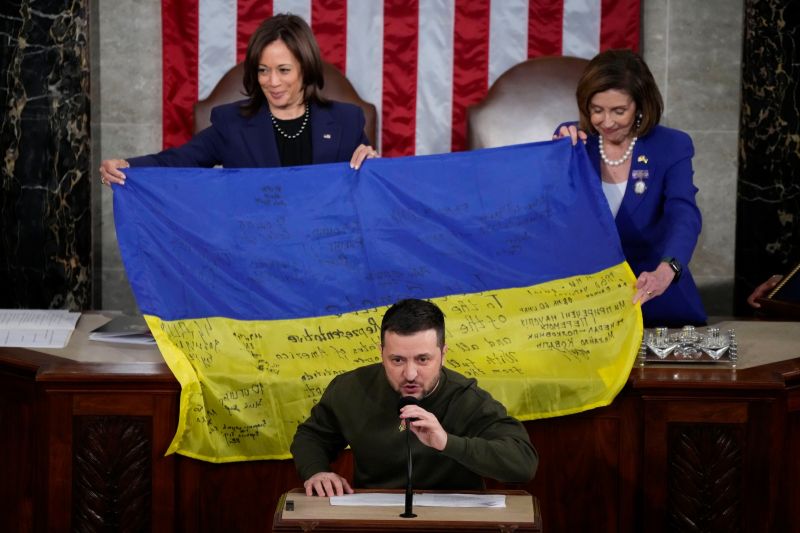 ▲烏克蘭總統澤倫斯基21日在美國國會演說，與此同時有個美國年輕人為了烏裔友人上了戰場。（圖／美聯社／達志影像）