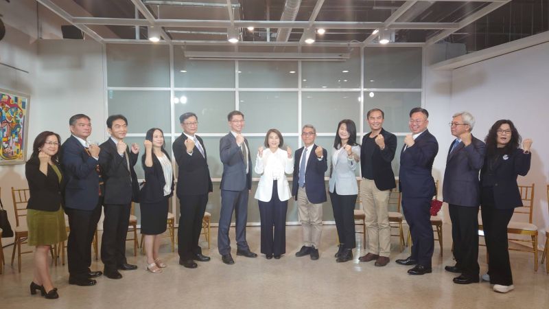 ▲準屏東縣長周春米今（22）日率小內閣團隊公開亮相。（圖／記者鄭婷襄攝，2022.12.23）