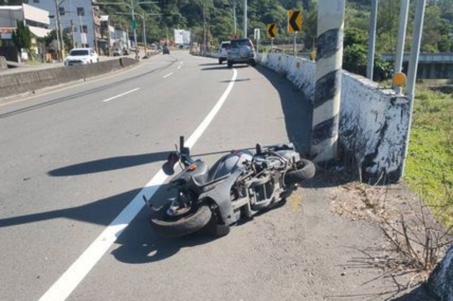 ▲台6線苗栗市新川里，今（22）日發生一起死亡車禍，機車自撞護欄騎士噴飛摔進一旁田地，送醫後宣告不治。（圖／翻攝畫面）