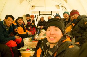 ▲台灣探險隊抵達南極點聚餐慶祝。（圖／後場音像紀錄工作室提供）