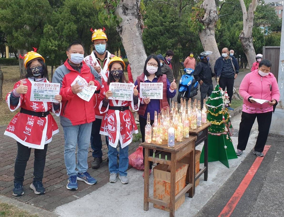 ▲沙鹿區清潔隊利用回收廢木料製作耶誕樹、旗幟縫製耶誕裝、玻璃瓶製作聖誕酒瓶燈飾(圖／環保局提供2022.12.22)