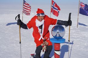 ▲《無邊》團隊抵達南極點，陳彥博穿聖誕老公公裝慶祝。（圖／後場音像紀錄工作室提供）