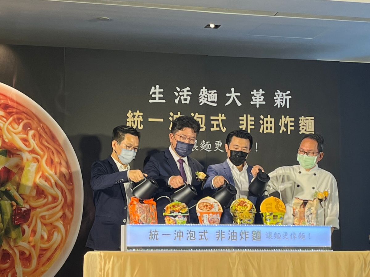 ▲統一推出沖泡式非油炸麵條泡麵，並承諾暫時沒有漲價的規劃。（圖／記者鍾怡婷攝）